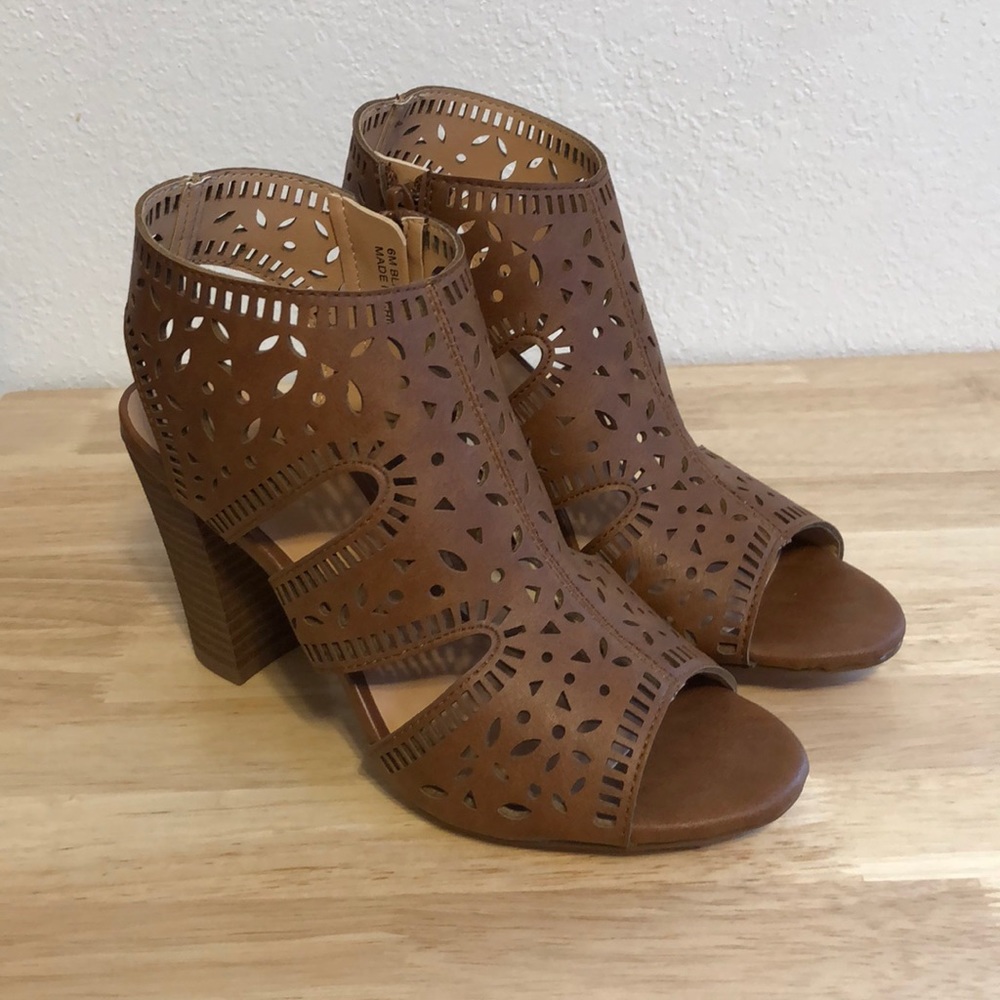 BRAND NEW: Francesca’s Shoes! Size 6